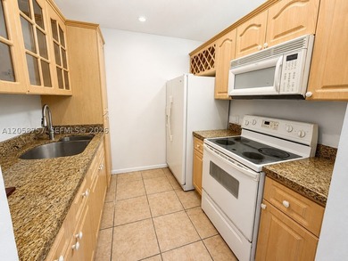Bright top-floor 1-bedroom, 1.5-bath condo in the desirable - photo 4