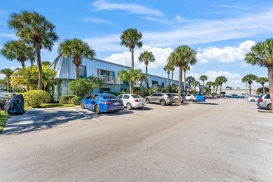 Coastal Comfort meets downtown Stuart Convenience This charming - photo 2