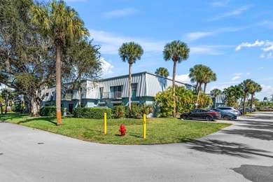 Coastal Comfort meets downtown Stuart Convenience This charming - photo 3