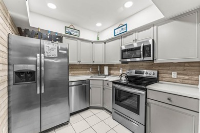 Coastal Comfort meets downtown Stuart Convenience This charming - photo 4