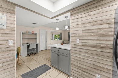 Coastal Comfort meets downtown Stuart Convenience This charming - photo 5