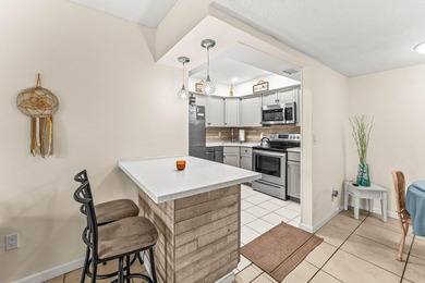 Coastal Comfort meets downtown Stuart Convenience This charming - photo 6