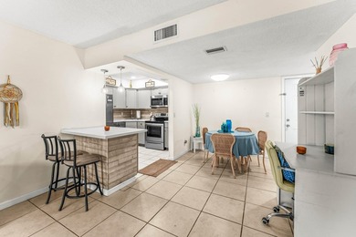 Coastal Comfort meets downtown Stuart Convenience This charming - photo 8