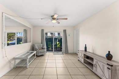 Coastal Comfort meets downtown Stuart Convenience This charming - photo 9