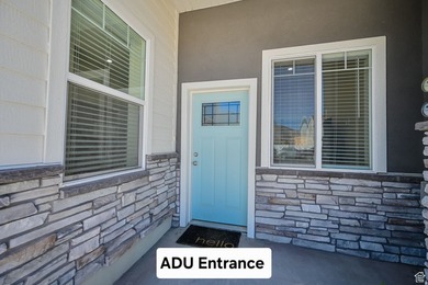 Move in ready! SUPER CLEAN! Full of custom upgrades and - photo 2