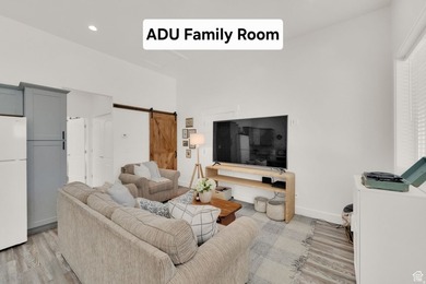 Move in ready! SUPER CLEAN! Full of custom upgrades and - photo 3