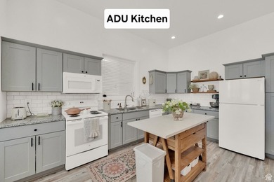 Move in ready! SUPER CLEAN! Full of custom upgrades and - photo 4