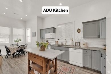 Move in ready! SUPER CLEAN! Full of custom upgrades and - photo 5