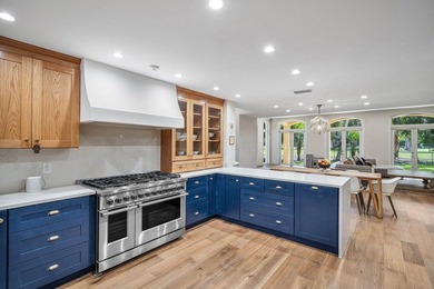 Stunning 6-bedroom, 5-bathroom, 2-half-bath estate overlooking - photo 11