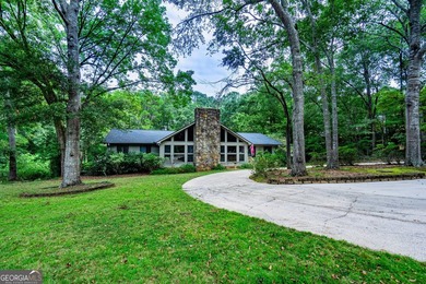 The Lake Life that you deserve! This custom-built home is - photo 2