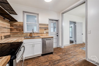 Welcome to this charming bungalow, beautifully updated to blend - photo 8