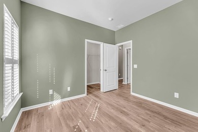 This one stands out among them all! Perfectly positioned on a - photo 33
