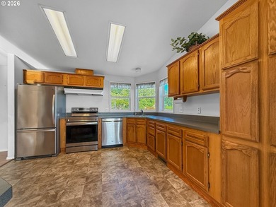 This spacious home in the desirable Camellia Park, a 55-and-over - photo 8