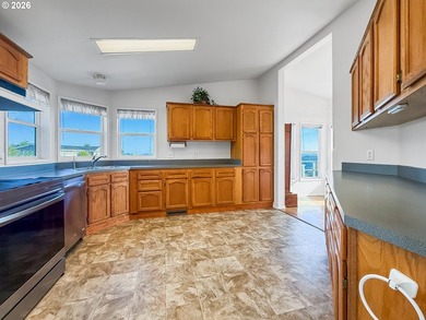 This spacious home in the desirable Camellia Park, a 55-and-over - photo 9