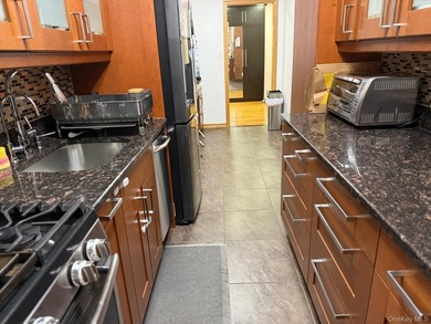 Located in a desirable Forest Hills co-op, this having presents - photo 3