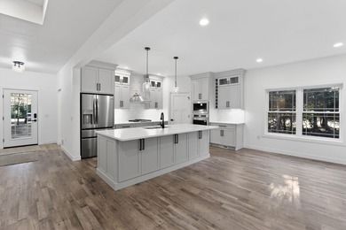 Beautiful new build on a large wooded lot in an up-and-coming - photo 11