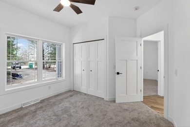 Beautiful new build on a large wooded lot in an up-and-coming - photo 15