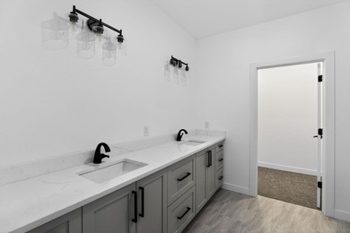 Beautiful new build on a large wooded lot in an up-and-coming - photo 19