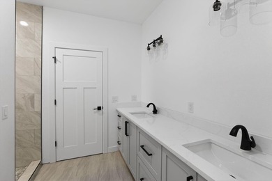 Beautiful new build on a large wooded lot in an up-and-coming - photo 21
