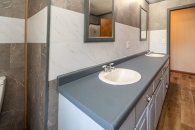 If you're looking for a spacious home with privacy, large rooms - photo 22