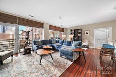 Welcome to this beautiful condo with a spectacular city view!