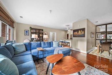 Welcome to this beautiful condo with a spectacular city view!