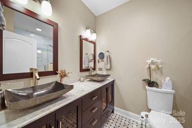 Welcome to this beautiful condo with a spectacular city view!