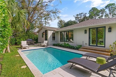 Enjoy the rare freedom of true walk-to-everything island living - photo 1