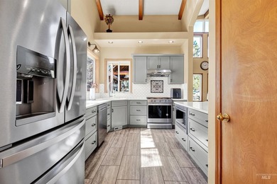 Peaceful country living in the heart of the mountains. This gem - photo 11