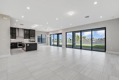 Lakefront luxury in this 5-bed single-family home in Avenir, new - photo 10