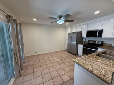 Excellent Townhome in Villa Martinique with Fresh Interior Paint - photo 11