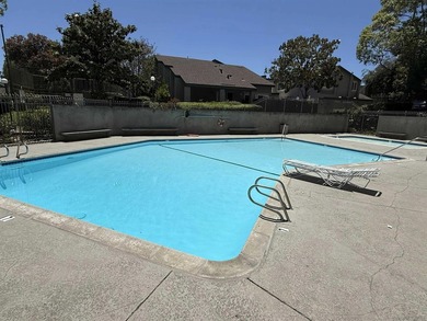 Excellent Townhome in Villa Martinique with Fresh Interior Paint - photo 36