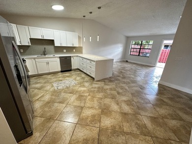 Renovated townhome in great community. Amazing location, easy - photo 4