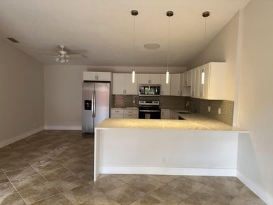 Renovated townhome in great community. Amazing location, easy - photo 5