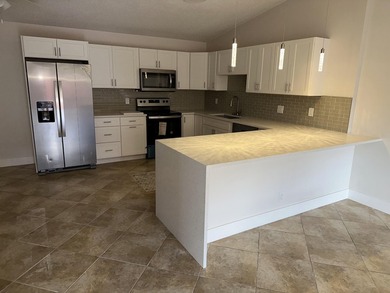 Renovated townhome in great community. Amazing location, easy - photo 6