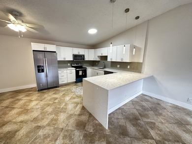 Renovated townhome in great community. Amazing location, easy - photo 7