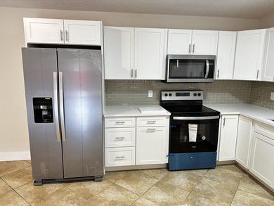 Renovated townhome in great community. Amazing location, easy - photo 10