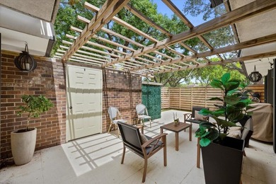 (private lake, pond, coastal) Townhome/Townhouse Sale Pending in Palm Beach Gardens Florida