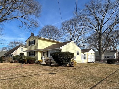 Beautifully maintained custom built expanded ranch with 2 car - photo 2
