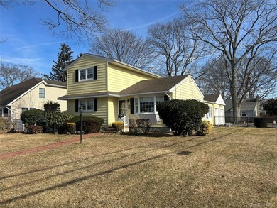Beautifully maintained custom built expanded ranch with 2 car - photo 3