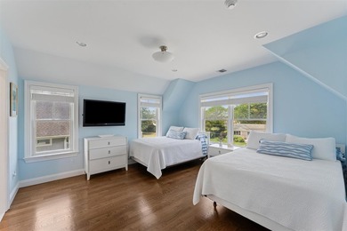 Experience the perfect blend of comfort, luxury, and waterfront - photo 15