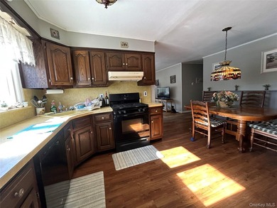 Beautifully maintained custom built expanded ranch with 2 car - photo 9
