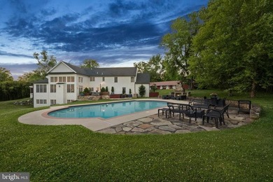 Poised at the end of a picturesque, tree-lined lane, 1660 Hidden - photo 46