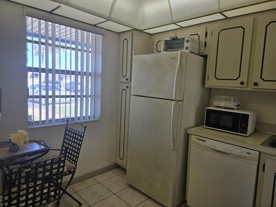 VILLA ON QUIET STREET, CONVERTIBLE FLOOR PLAN, WITH 2nd BEDROOM - photo 4