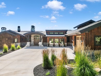 This home is a breathtaking mountain contemporary masterpiece - photo 6