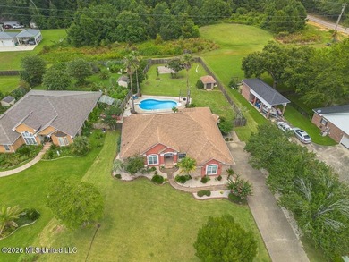 Beautiful home in the desirable Riverwalk Subdivision featuring - photo 31