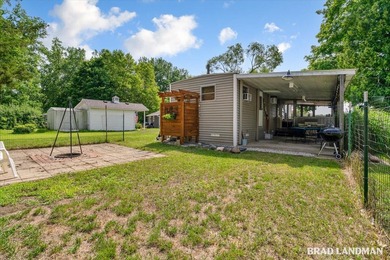 This 2 bedroom home has deeded access to Big Lake, just across - photo 17