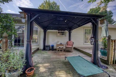 ONE LEVEL LIVING. Welcome to this beautifully maintained home - photo 18