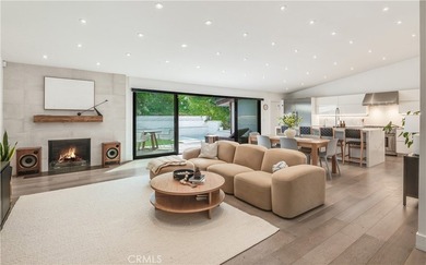 Contemporary elegance meets exceptional craftsmanship in this - photo 3
