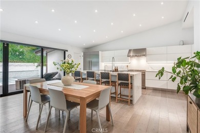 Contemporary elegance meets exceptional craftsmanship in this - photo 6